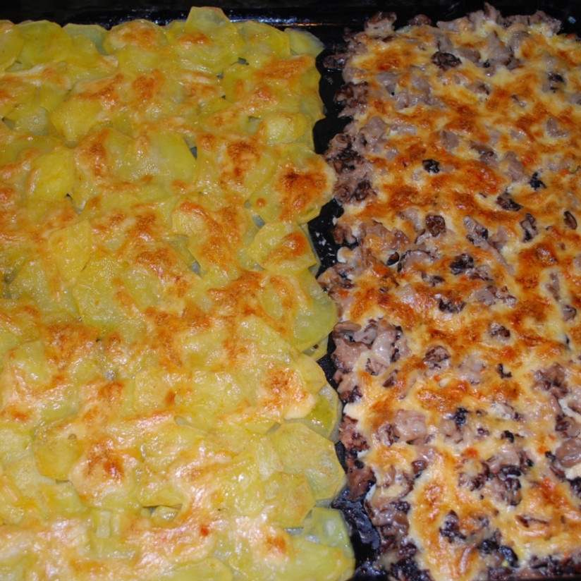 1. Этап. Картошка со сморчками в духовке: Отправьте противень в разогретую до 180 градусов духовку на 30-40 минут. Запекайте до золотистой корочки. Готовую картошку со сморчками в духовке подавать можете со свежими овощами и зеленью. Приятного аппетита!