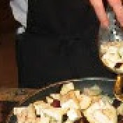 1. Этап. Капоната: Порежте баклажаны на куски примерно 2-3 см. В сковороде расколите масло. Добавьте баклажаны.