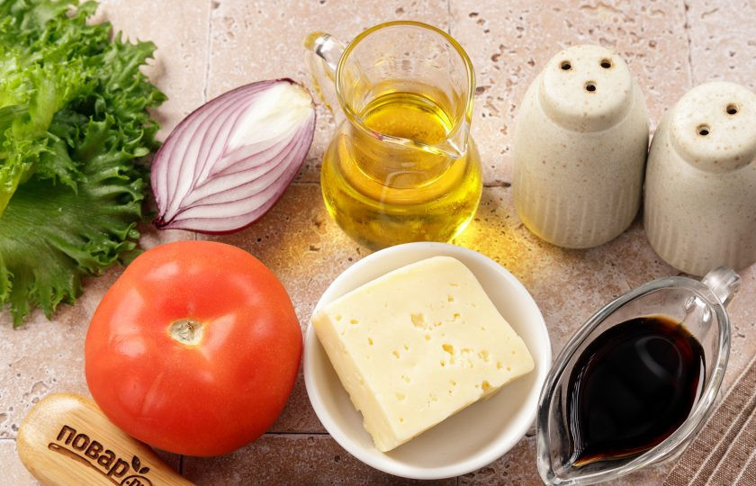 1. Этап. Салат с сыром, помидором и соевым соусом: Подготовьте все ингредиенты.