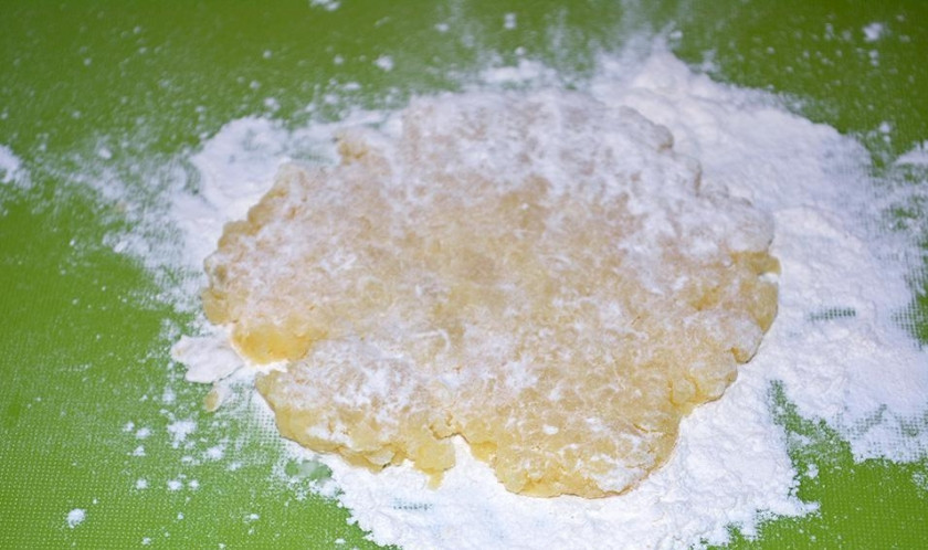 1. Этап. Зразы по-польски: 3. Теперь тесто делим на равные части, раскатываем лепешки, по центру выкладываем начинку, и заворачиваем края. Лепим такие себе котлеты, начинка не должна вылезать!