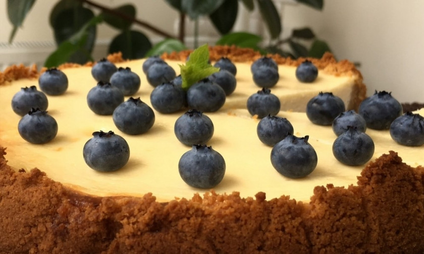 1. Этап. Вкусный домашний чизкейк: 6. Снимите форму для выпечки, перенесите чизкейк на блюдо и украсьте по своему вкусу. Приятного аппетита!