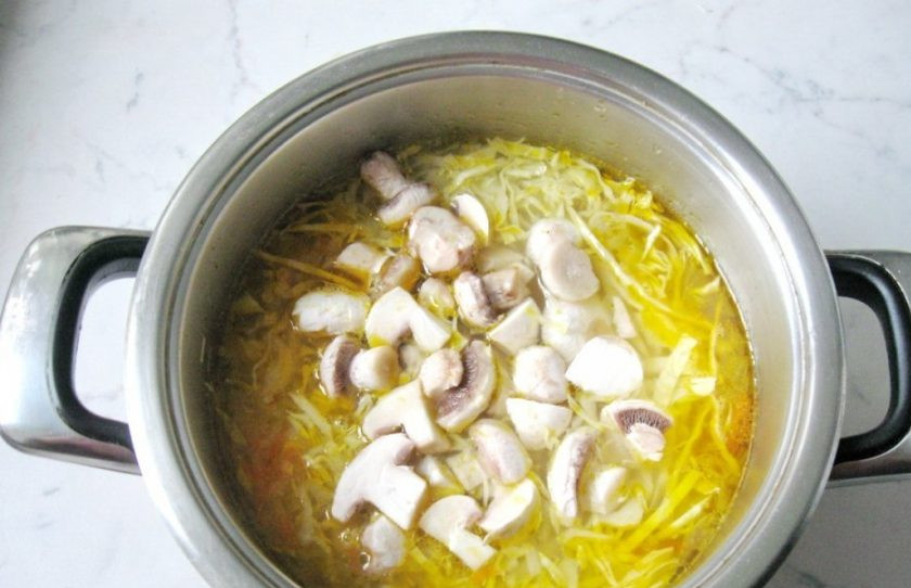 1. Этап. Щи вегетарианские: Следом крупно нарежьте промытые шампиньоны. Добавьте их также в кастрюлю.