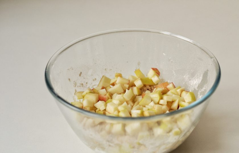 1. Этап. Яблочные фриттеры: В сухую смесь добавьте яблочный сок, а затем яблочные кубики. Хорошенько перемешайте.