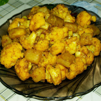 Тушеная картошка с цветной капустой