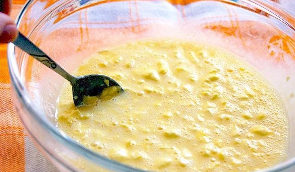 1. Этап. Сушки домашние: Перемешайте все вместе ложкой или венчиком.