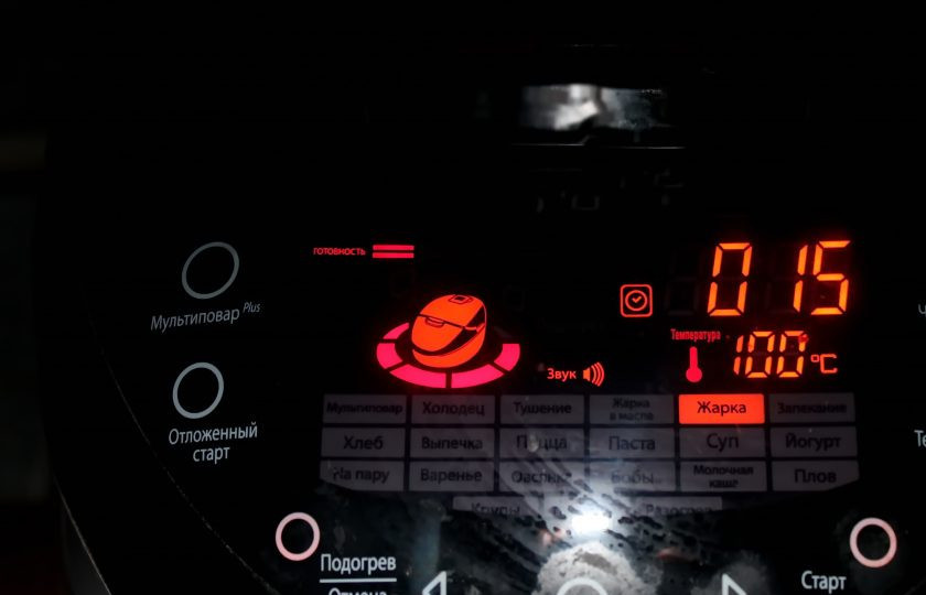 1. Этап. Куриные котлеты с кабачком в мультиварке: В чашу мультиварки налейте растительное масло и разогрейте в режиме 