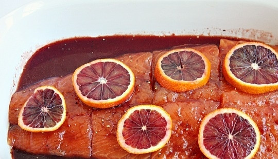 1. Этап. Семга в глазури из красного апельсина: 3. Нарежьте апельсин тонкими ломтиками, выложите сверху.