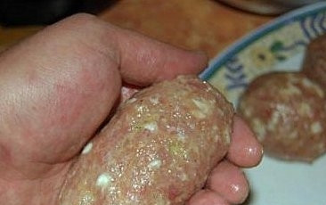 1. Этап. Котлеты из фарша с картофелем: Сформировать котлеты.