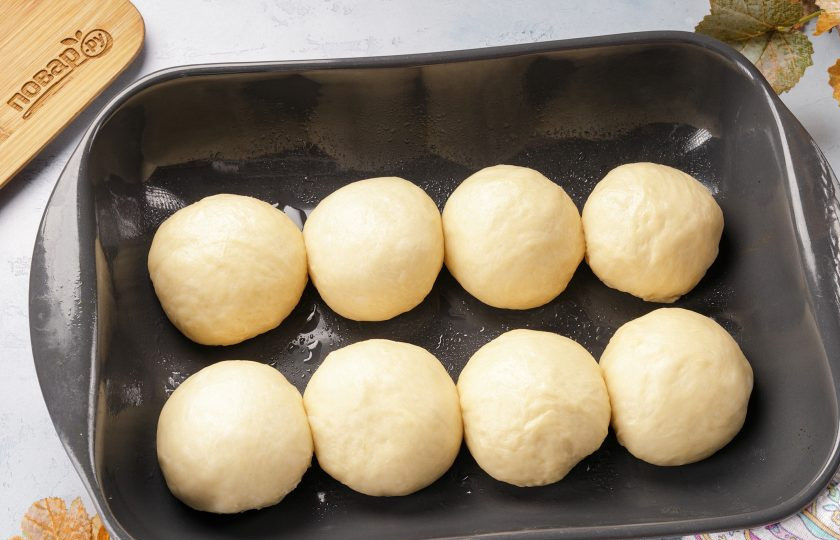 1. Этап. Булочка с посыпкой: Сформируйте 8 булочек и выложите в смазанную маслом форму для запекания. Накройте полотенцем и дайте постоять 30 минут.