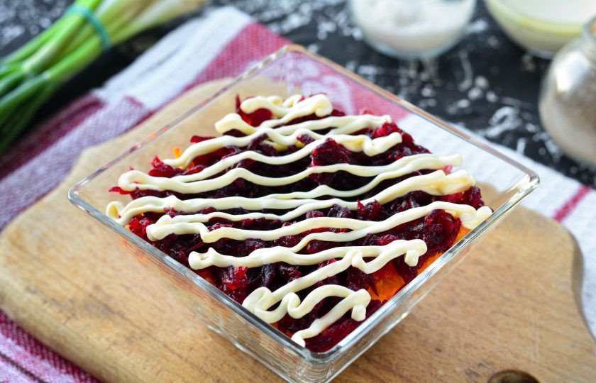 1. Этап. Селедка под шубой постная: Снова полейте салат майонезом.