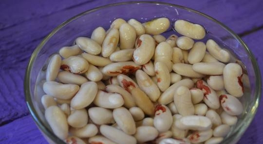 1. Этап. Вегетарианский борщ с фасолью: Фасоль замочите на ночь. Утром уложите её в мультиварку и при режиме 