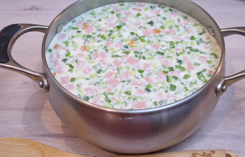 1. Этап. Окрошка классическая: Добавьте в окрошку сметану. Окрошку следует посолить и поперчить по вкусу. Хорошо размешайте, чтобы сметана растворилась в сыворотке.