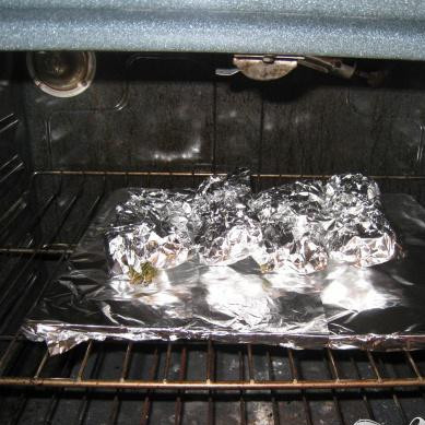 1. Этап. Тилапия с лимоном и розмарином: Оберните филе фольгой и поместите в духовку. Выпекайте в течении 20 минут.