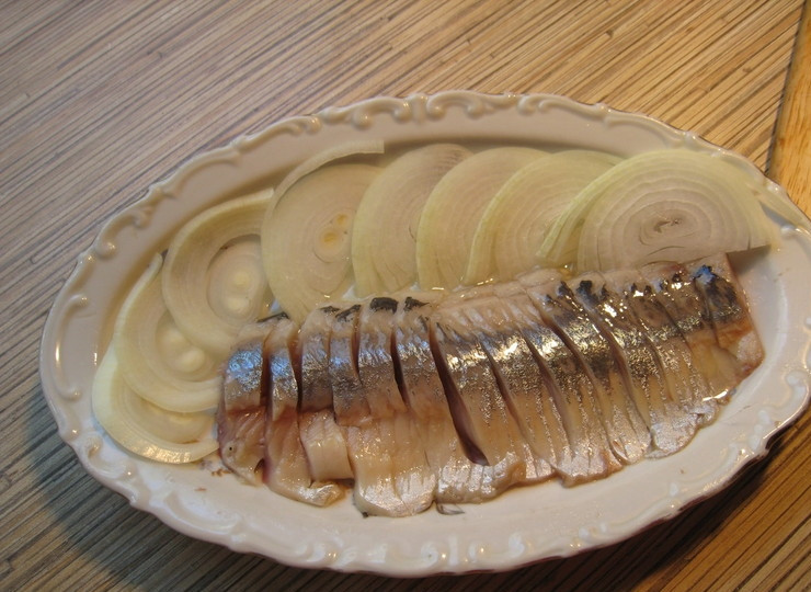 1. Этап. Селедка с картошкой: Рыбку нарезаем порционными кусочками и выкладываем на блюдо, поливаем растительным маслом. Рядышком и сверху на селедку выкладываем полукольцами нарезанный лук.