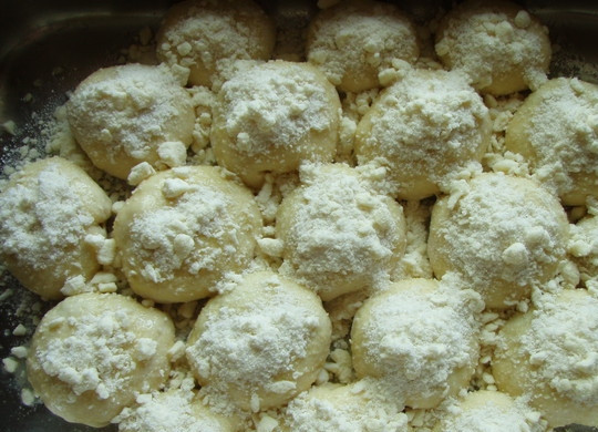 1. Этап. Булочки с вишней: 5. Взбейте желток и смажьте им булочки. Чтобы сделать булочки с вишней в домашних условиях еще вкуснее, можно присыпать их крошкой из ложки муки, сливочного масла и сахара. Отправьте их в разогретую духовку.