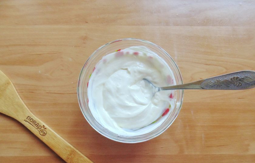 1. Этап. Сметанный торт без яиц: Аккуратно перемешайте сметану и сахарную пудру.