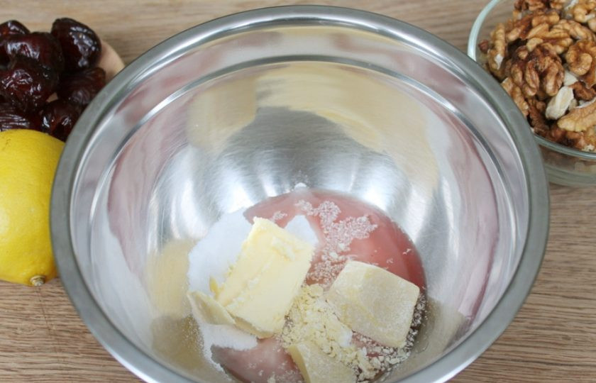 1. Этап. Шоколадные батончики: Затем кладем 2 вида масла и ставим на водяную баню.