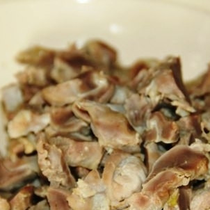 1. Этап. Салат из куриных желудков: Куриные желудки хорошенько промываем, кладем в кастрюлю с водой и варим на медленном огне полтора часа. Готовые куриные желудки нарезаем соломкой.