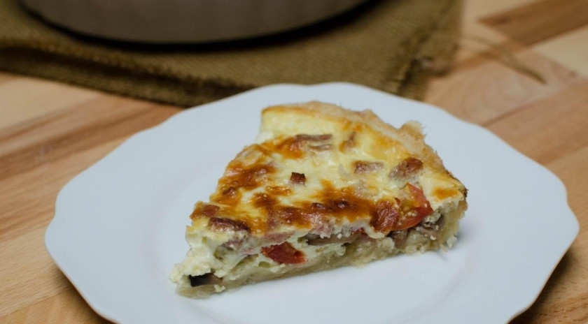 1. Этап. Киш с грибами и сыром: Выпекайте киш в духовке, разогретой на 200 градусов, в течении 35-40 минут. Затем достаньте и дайте ему немного остыть. Ваш ароматный киш с грибами и сыром готов!