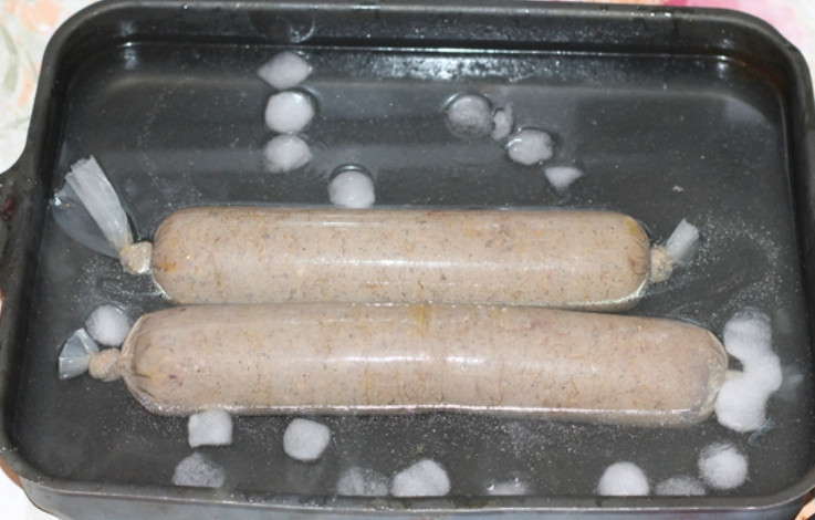 1. Этап. Колбаса Домашняя: 5. Наполняем нашу оболочку фаршем, формируем колбасу и готовим: сначала отварим до готовности, а потом быстро опускаем колбасу в ванночку с ледяной водой. Храните колбасу в холодильнике.