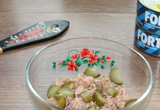 1. Этап. Картофельный рулет с консервированным тунцом: 7. Выкладываем тунец без жидкости в миску и добавляем маринованный огурец.