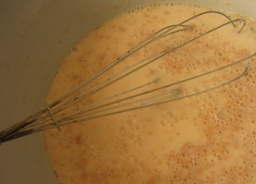 1. Этап. Простое тесто для пиццы: 1. Влейте в глубокую миску стакан теплой воды. Распустите в ней 20 грамм дрожжей (можно сухие – 1/3 пакетика). Оставьте на 10 минут, чтоб они полностью растворились. Затем добавьте 1 столовую ложку постного масла.