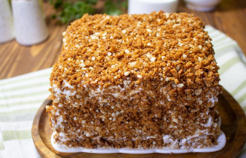 1. Этап. Медовик без сахара: Обсыпьте верх и бока крошкой и уберите торт в холодильник на 6-8 часов.