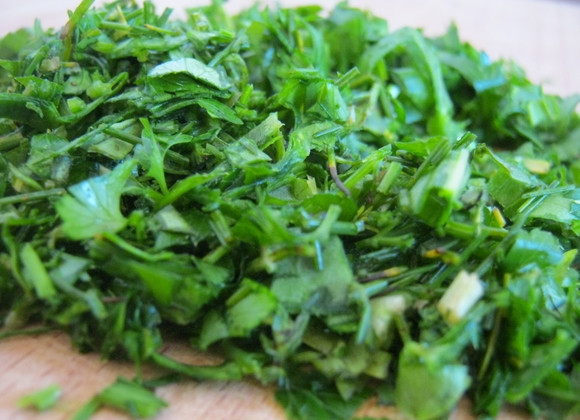 1. Этап. Турецкая лепешка гезлеме: Подготовьте начинку: мелко нашинкуйте зелень. Сыр (брынзу или фету) раскрошите руками.