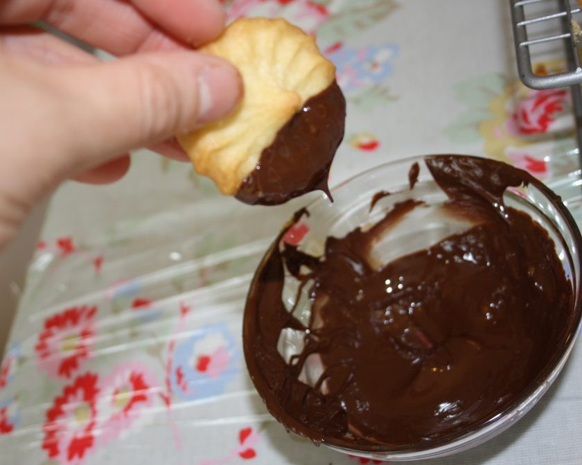 1. Этап. Печенье Венское: 5. Разломайте шоколад и отправьте его на 30 секунд в микроволновку, окуните печенье одной стороной в шоколад и выложите на решетку или пергамент, подождите до застывания и подавайте к столу.