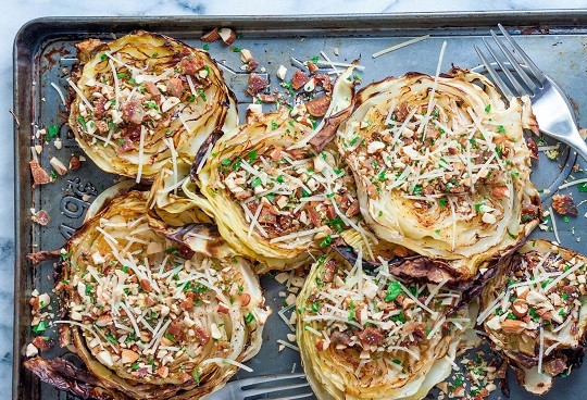 1. Этап. Запеченная капуста с гремолатой: 5. Присыпьте ею готовую капусту, по желанию добавьте еще немного тертого сыра и подавайте блюдо горячим к столу. Приятного аппетита!