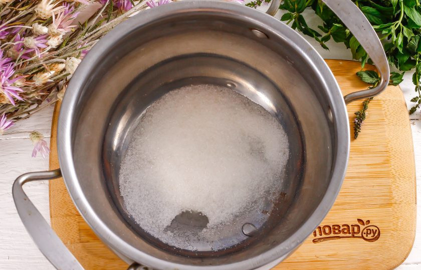 1. Этап. Молочный квас: Чтобы дрожжи активизировались, молоко нужно немного подогреть до температуры в 30 градусов, но не более. Для этого в кастрюлю всыпьте сахарный песок. По желанию можете добавить и немного ванильного сахара.