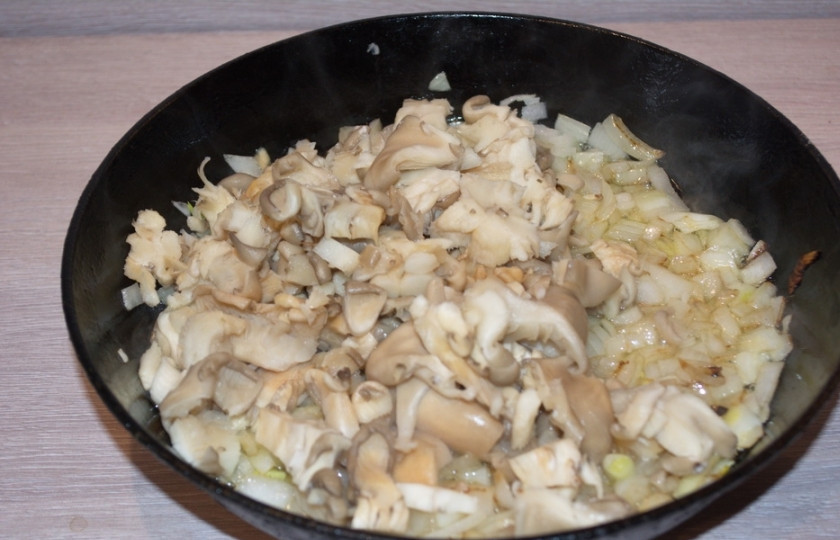 1. Этап. Вешенки, жаренные с луком: На растительном масле обжарьте лук. Доведите лук до мягкости и прозрачности. Добавьте грибы. Перемешайте. Готовьте под крышкой на среднем огне, периодически помешивая. На обжарку грибов уйдет около 15 минут.