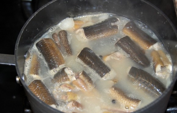 1. Этап. Уха из угря: Ставим на огонь кастрюлю с небольшим количеством воды и угрем. Добавляем корень петрушки и варим минут 30-35.