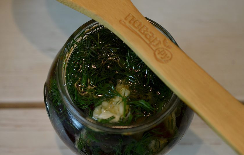 1. Этап. Баклажаны с чесноком на зиму: 6. В банку положите баклажаны с зеленью. Выкладывая слоями, поливая каждый слой маслом, предварительно доведенным до кипения и остуженным. Закройте крышкой и храните в холодильнике.