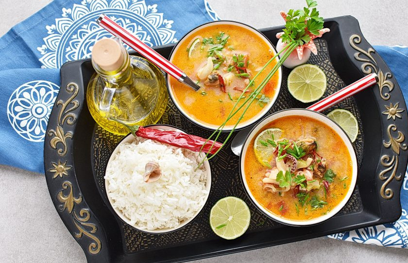 1. Этап. Суп из коктейля морепродуктов: При подаче добавьте в суп сок половинки лайма, перемешайте и разлейте по тарелкам. Дополнительно подайте к супу рис и дольки лайма, а так же свежую зелень и острый перец чили.