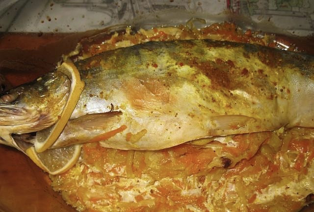 1. Этап. Голец в духовке: Форму с рыбой и овощами я накрываю крышкой и ставлю в заранее разогретую до 180-200 градусов духовку на полчаса. Все готово, подаем к столу!