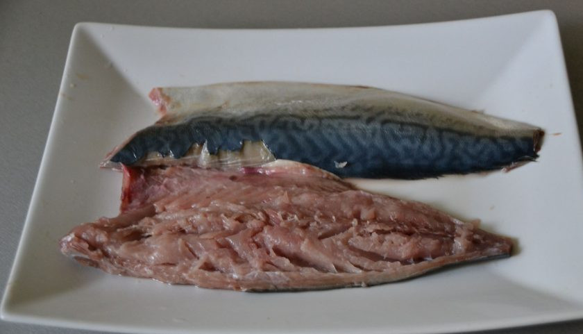1. Этап. Скумбрия по-царски: Разделайте скумбрию на филе, удалите мелкие косточки.