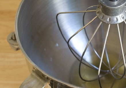 1. Этап. Домашние низкоуглеводные маршмеллоус: Белки отделяем от желтков. Добавляем к белкам щепотку соли и ванилин, начинаем взбивать на средней скорости.