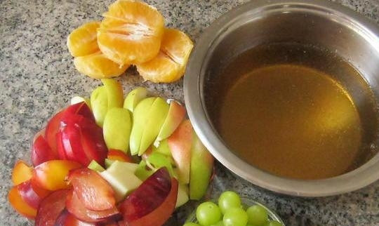 1. Этап. Желе с кусочками фруктов: Теперь фрукты нарезаем на небольшие кусочки, а желатин заливаем небольшим количеством сока. Оставляем желатин на час для набухания.