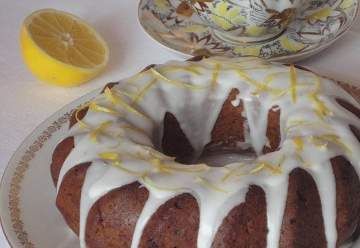 1. Этап. Карамельный медовик постный: Остывший медовик залейте смесью сахарной пудры с лимонным соком или используйте готовую глазурь. Можно и просто посыпать сахарной пудрой.