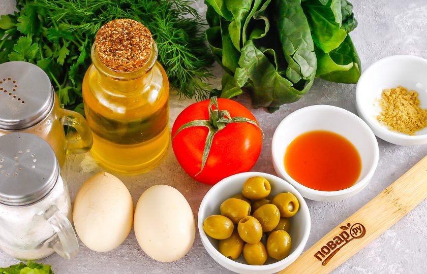 1. Этап. Салат с копчеными яйцами: Подготовьте указанные ингредиенты. Лучше всего использовать чайную заварку в пакетике. Отварите куриные яйца в течение 15 минут.