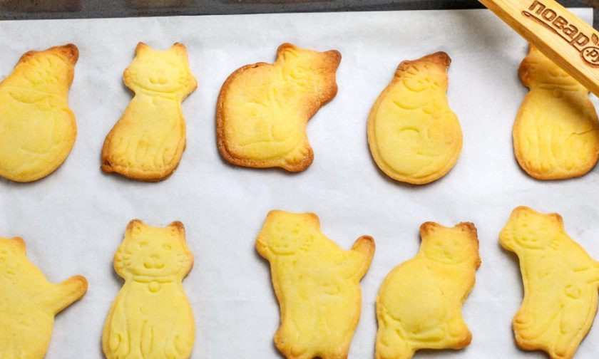 1. Этап. Домашнее печенье: Испеките печенье в течение 8-12 минут в зависимости от его толщины. Следите за степенью подрумянивания выпечки, чтобы не пропустить нужный момент.