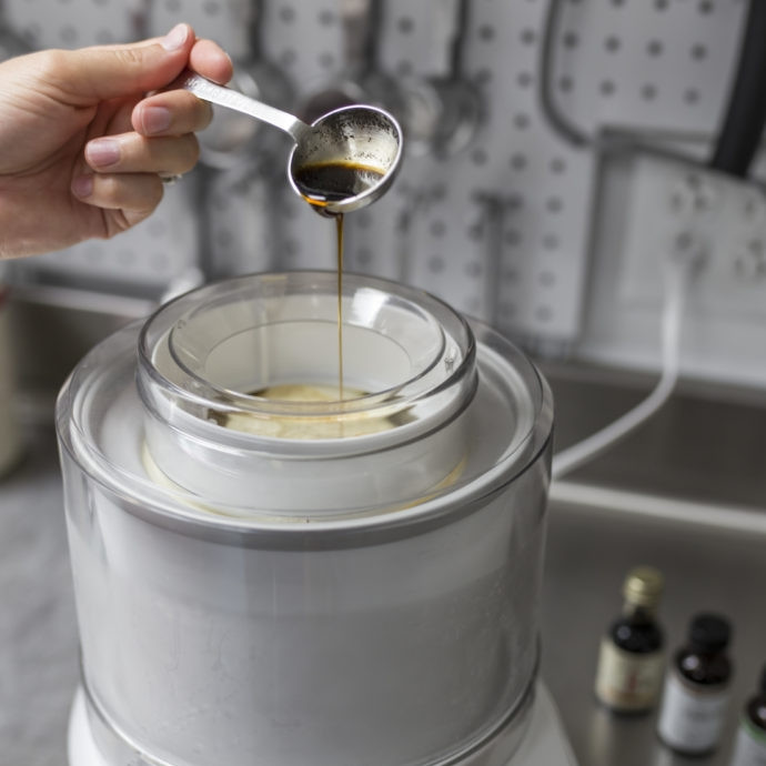 1. Этап. Джелато шоколато: 2. Отдельно разведем крахмал в чуть подогретом молоке, вливаем этот сироп к массе с сухим молоком, перемешаем. Добавим оставшееся молоко, доведем до кипения на маленьком огне. Соединяем первую и вторую смеси до однородности, затем охладим и отправим в морозилку.