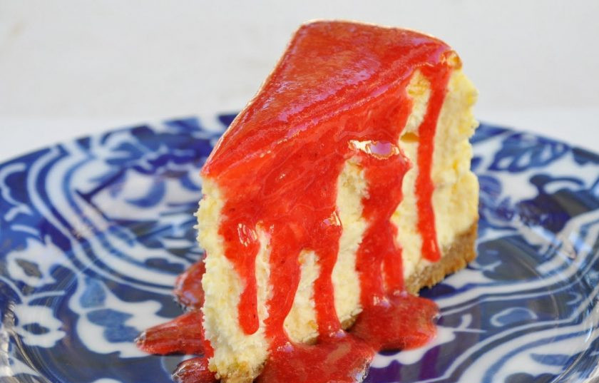 1. Этап. Настоящий чизкейк Нью-Йорк: Готовый чизкейк остудите при комнатной температуре 2,5-3 часа, затем отправьте его в холодильник ещё на 3 часа. Подавайте выпечку со сладким соусом. Приятного чаепития!