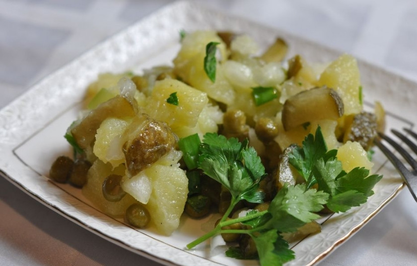 1. Этап. Салат картофельный с маринованными огурцами: Готовый салат картофельный с маринованными огурцами готов к подаче. Приятного аппетита!