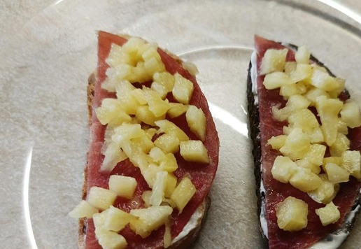 1. Этап. Бутерброды с сыровяленой индейкой и ананасом: Ананас нарезать маленькими кубиками. У меня свежий ананас, но можно взять и консервированный.