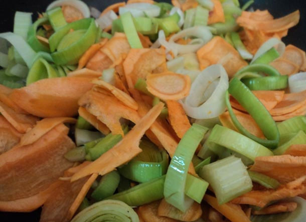 1. Этап. Свинина, тушенная в пиве: На разогретой сковороде, в небольшом количестве масла обжарьте лук, морковку и сельдерей (пару минут) до золотистого цвета.