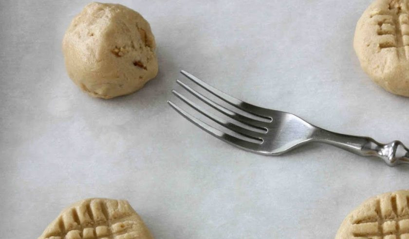 1. Этап. Печенье по-домашнему: 3. Перемешаем, должно получиться однородное тесто. Формируем печенье. Запекаем его примерно 10-15 минут при 190 градусах в духовке.