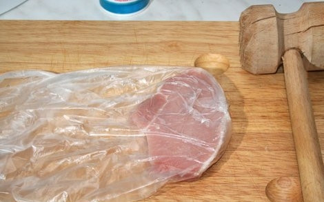 1. Этап. Сочные отбивные: Теперь каждый кусок нужно прикрыть пищевой пленкой и отбить молотком. Не сильно, но так чтобы нарушить структуру волокон - мясо станет мягче.