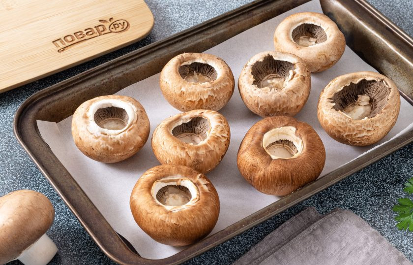 1. Этап. Шампиньоны со сливочным сыром: Шляпки слегка смажьте растительным маслом и запекайте в разогретой до 190 градусов духовке 30-35 минут, пока из грибов не испарится лишняя жидкость.